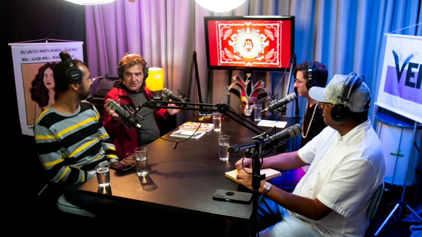 Gravação de podcast à mesa no estúdio
